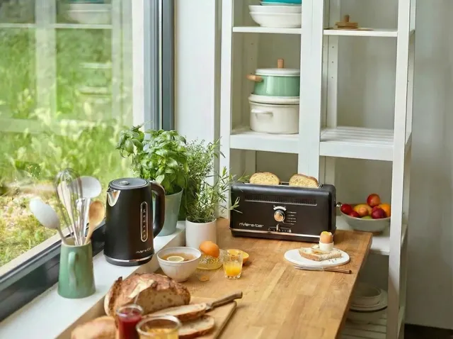 Riviera & Bar Duo set fierbător 1,8 L + prăjitor negru reglabil